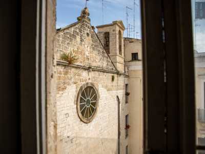 ...l� dove attraverso una finestra riusciamo a godere di un�inedita visuale di Sant�Anna, chiesa che da secoli vive in simbiosi con il sorprendente, imponente e malridotto palazzo D�Amelj

